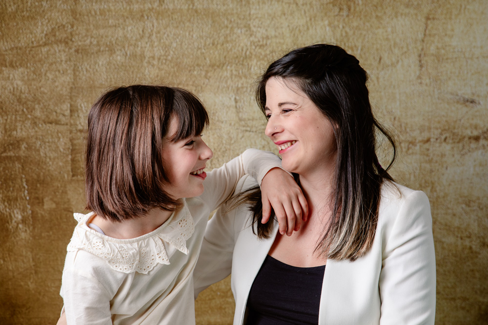 portrait famille mère-fille studio or Nantes