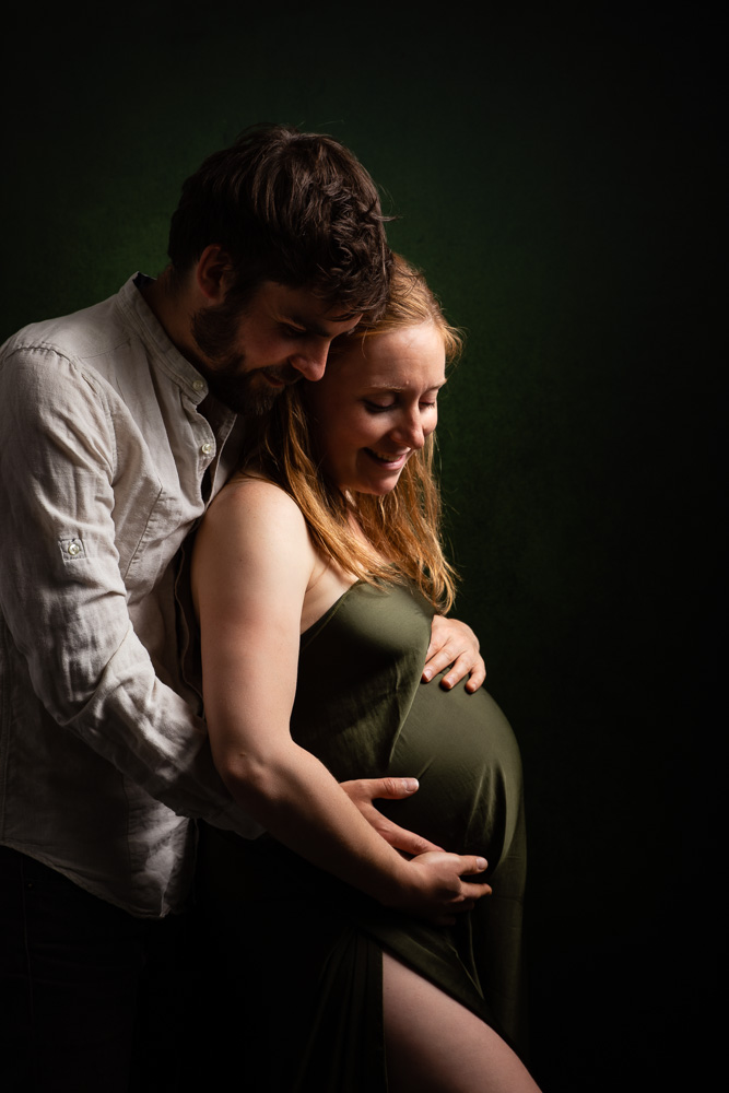 séance photo maternité couple en studio Nantes