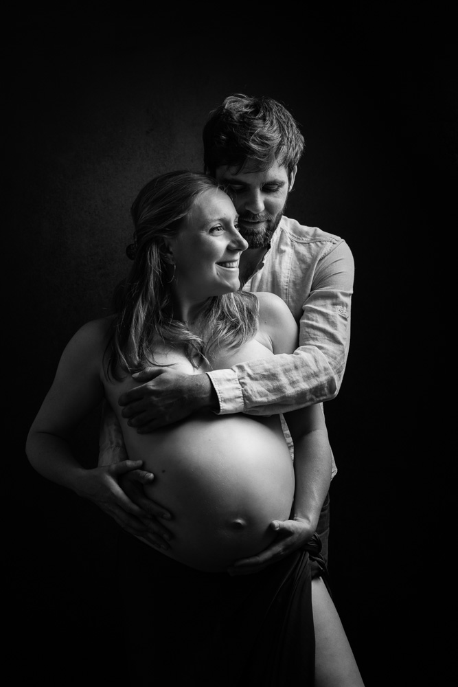 séance photo maternité couple en studio Nantes